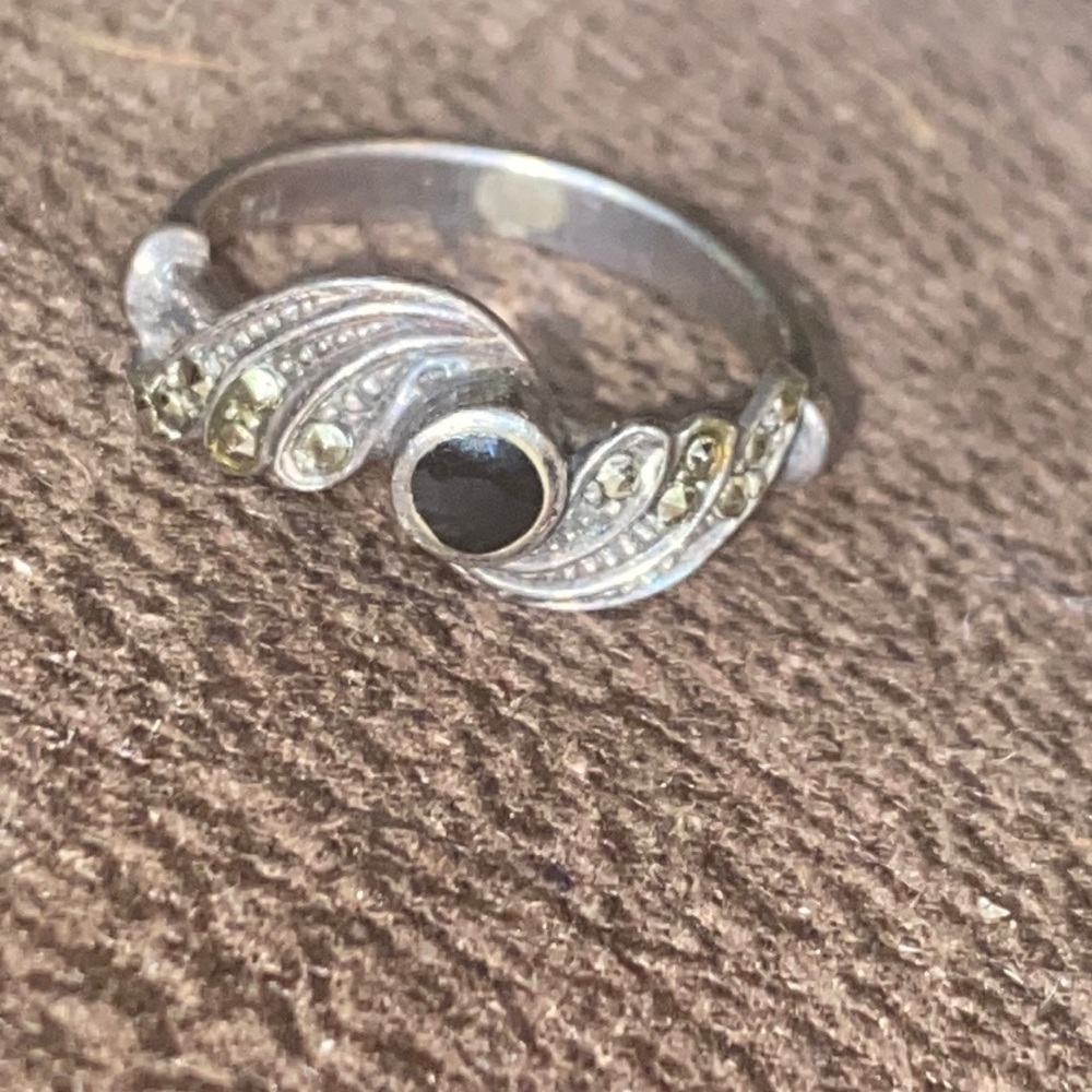 Size 6 silver ring (Ind) - Picture 1 of 6